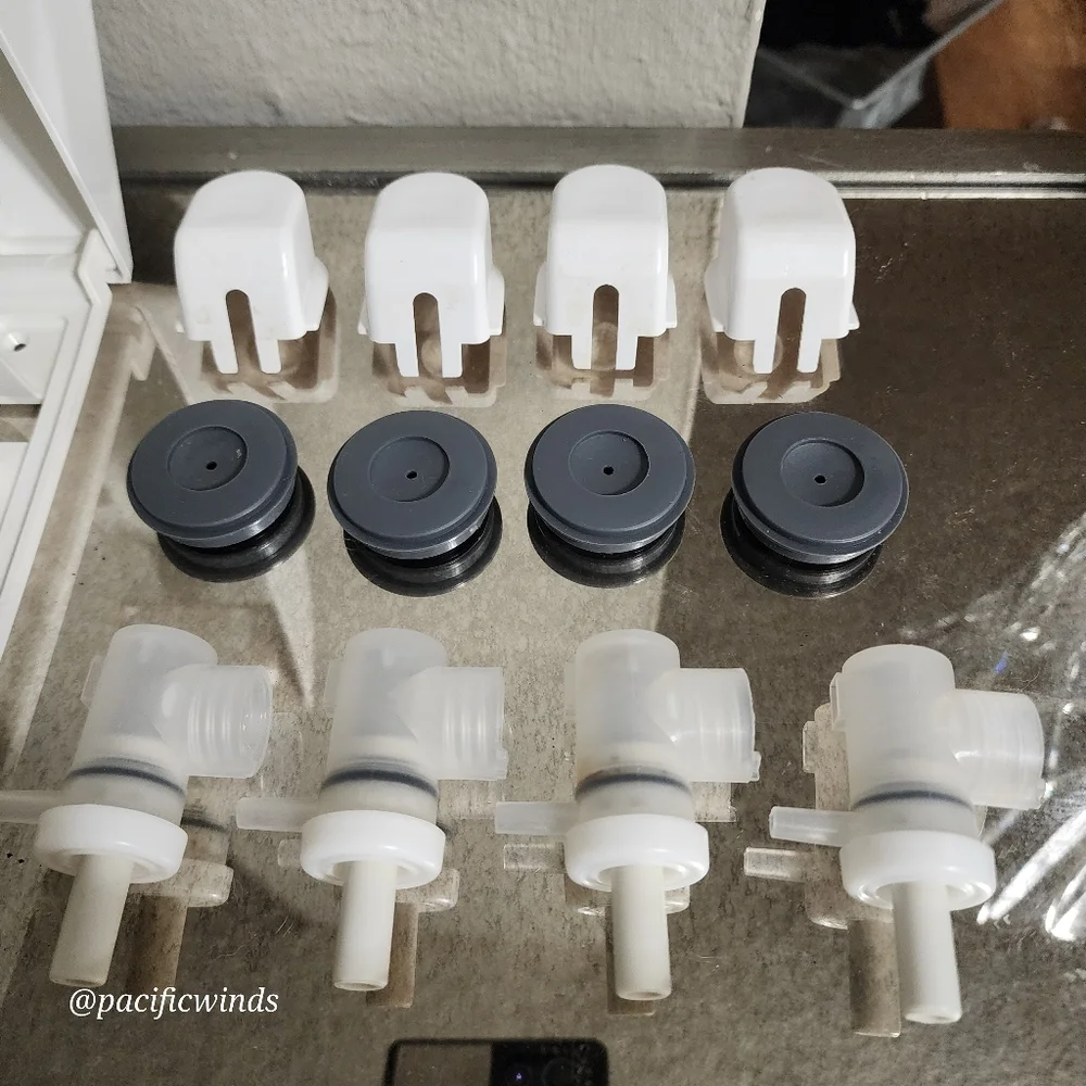 NWOT CLASSIC SHOWER DISPENSER 4 CHAMBER. ☆